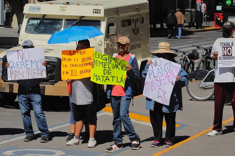 Vecinos de Tonalá se manifiestan contra la basura de Guadalajara